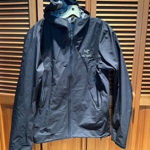 Arc'teryx men's medium Beta Jacket. Navy blue. NWOT. Never worn